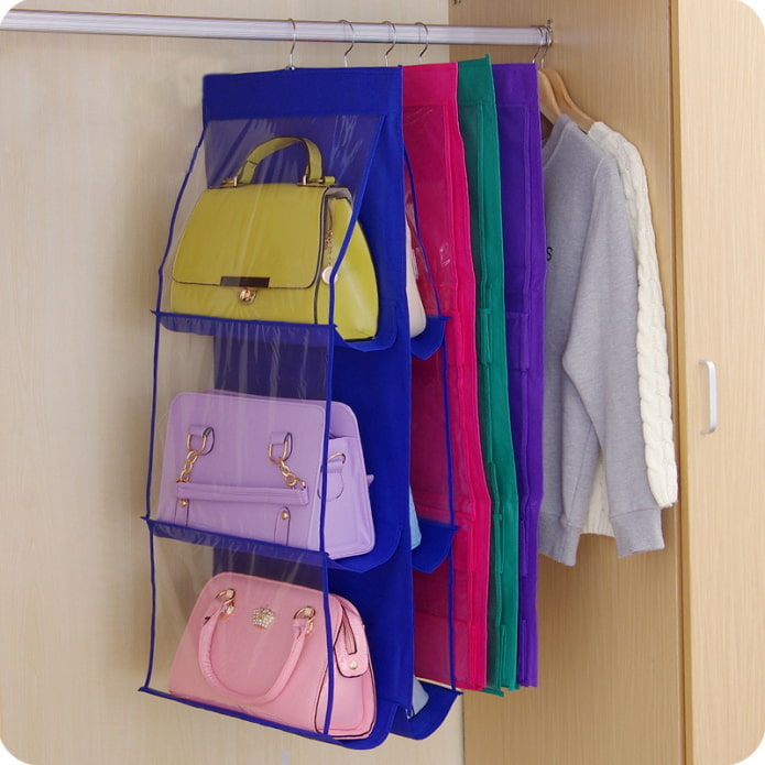 Taschen im Schrank
