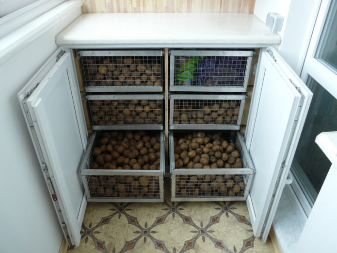 Kühlschrank auf dem Balkon