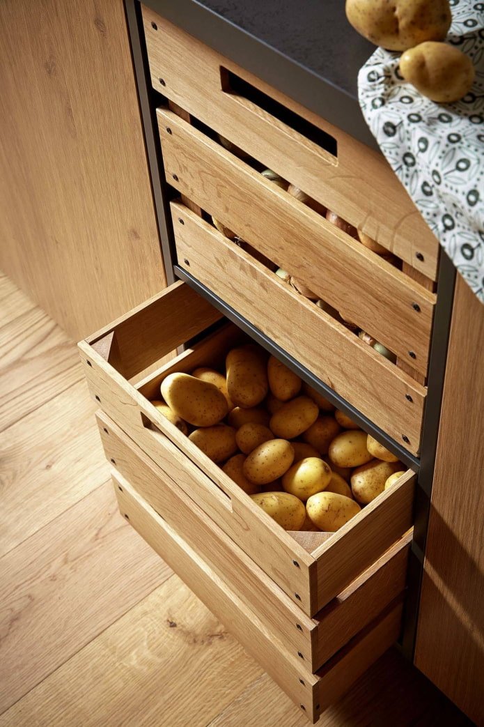 Kartoffeln in Kisten in einem Schrank