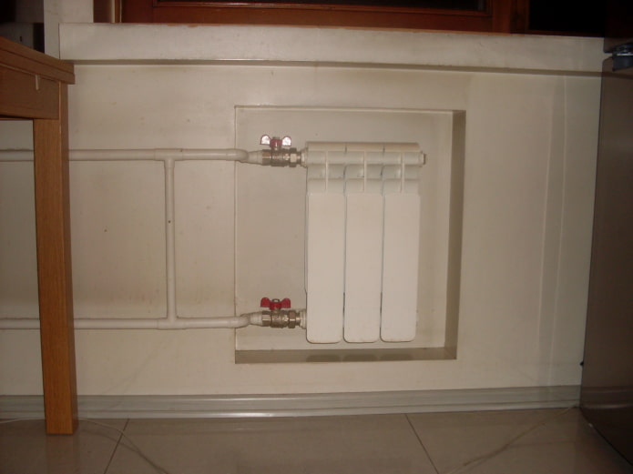 Batterie in einer Nische in der Küche