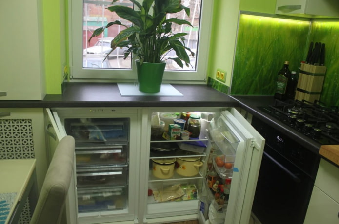 Kühlschrank unter dem Fenster
