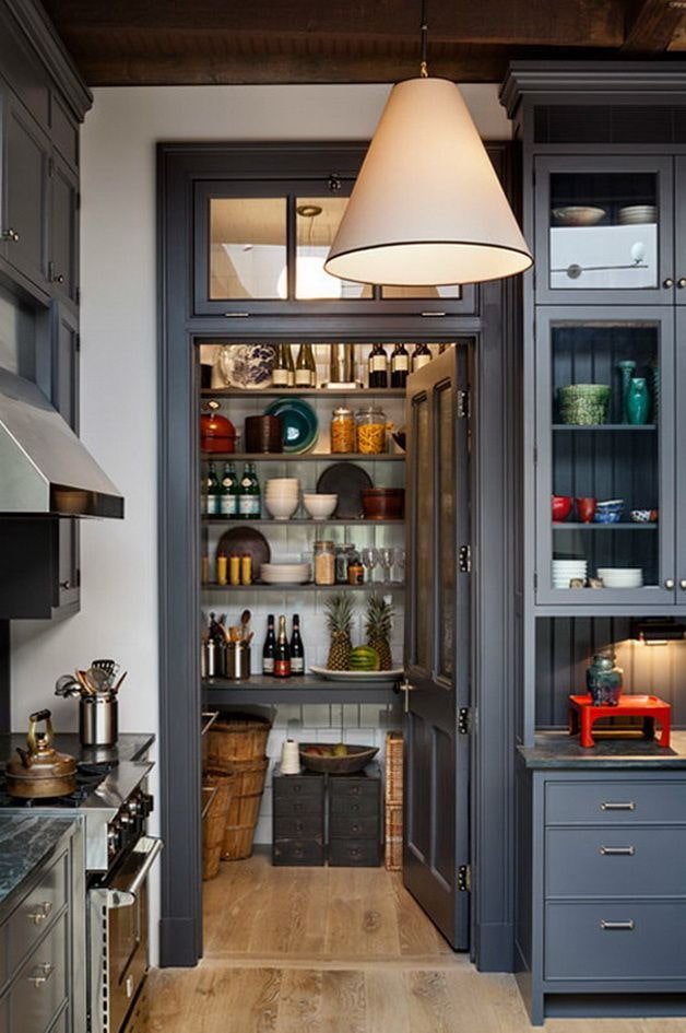 Speisekammer im Kücheninterieur