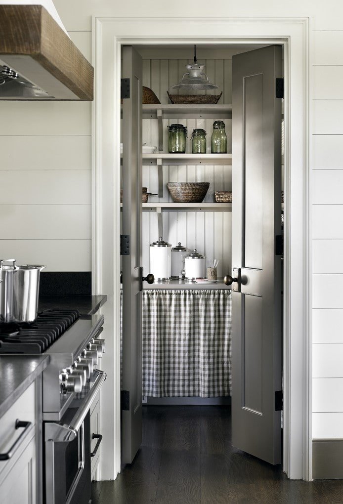 Speisekammer im Kücheninterieur