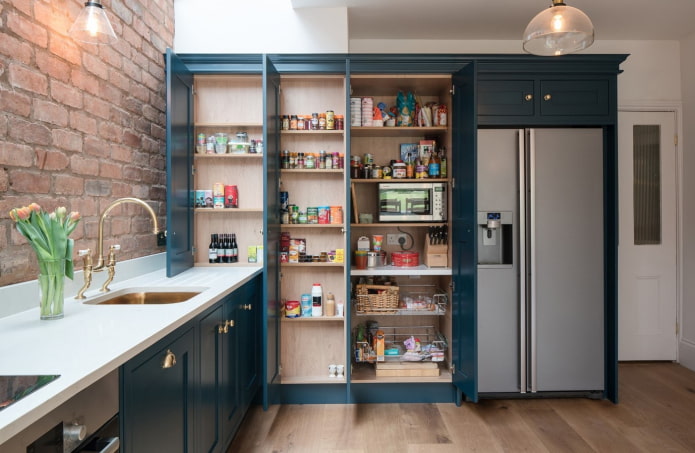 Speisekammer im Kücheninterieur