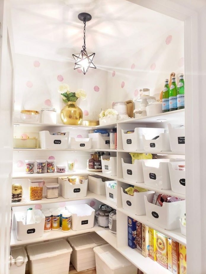 Organisation der Beleuchtung in der Speisekammer