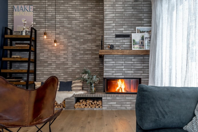 Kamin mit Klinkerfliesenverkleidung