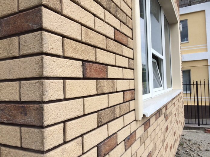Hausfassade mit Klinkerfliesenverkleidung