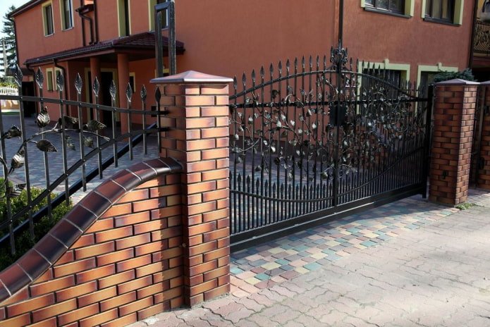 Zaun mit Klinkerfliesenverkleidung