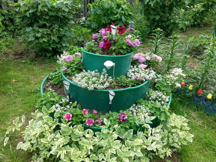 mehrstöckiges Blumenbeet in Grüntönen