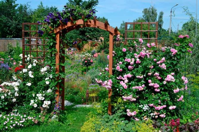Bogen mit Blumenbeet