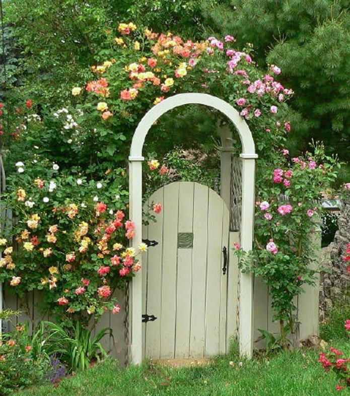 Tor mit Blumenbeet