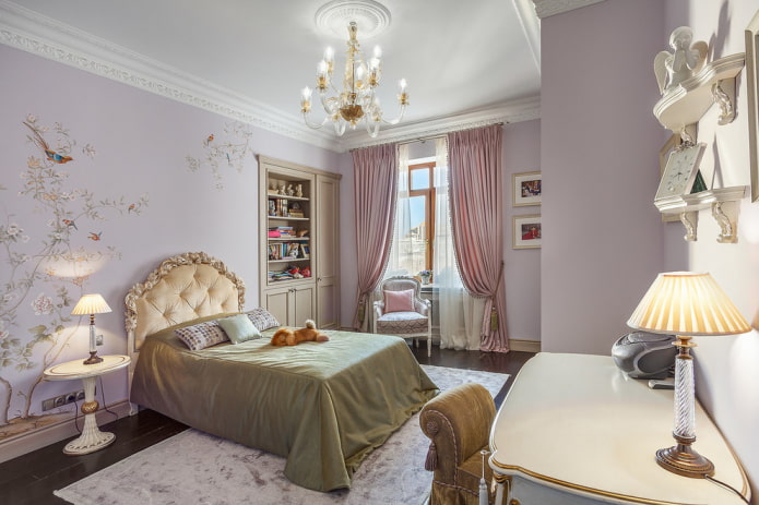 Schlafzimmer eines Teenager-Mädchens im klassischen Stil
