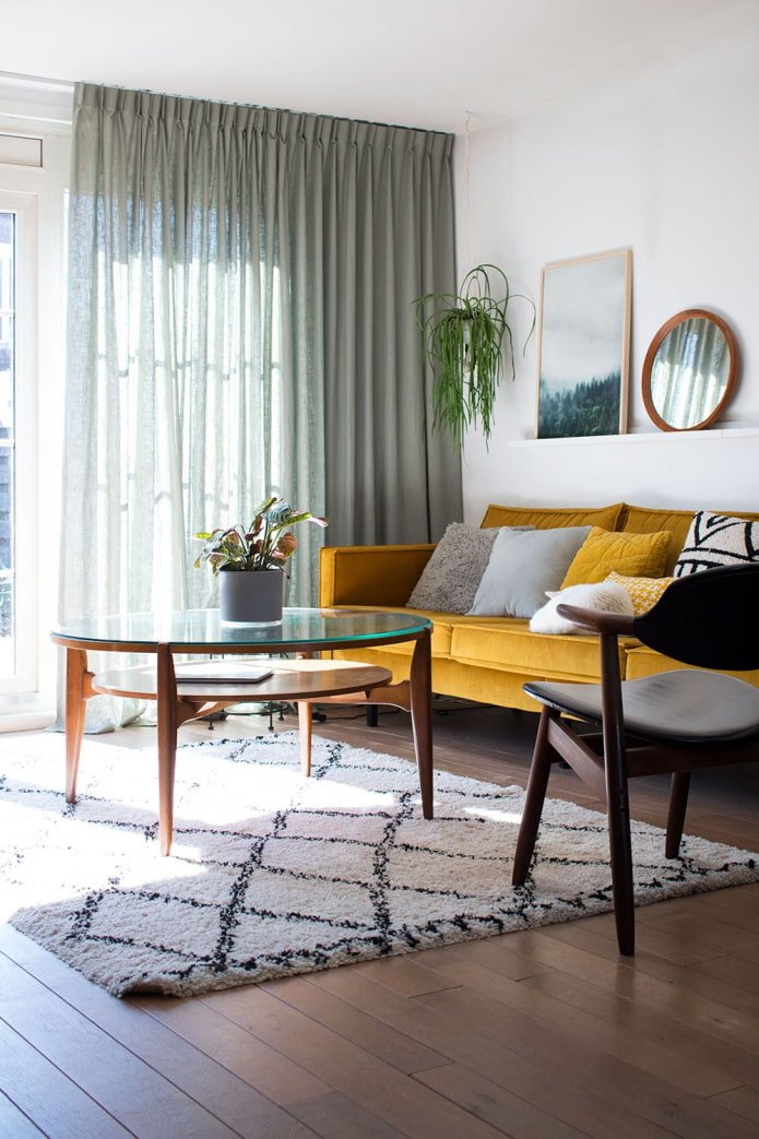Wohnzimmer mit Fenstern nach Norden