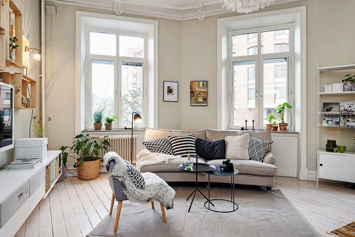 Fenster ohne Vorhänge im Flur