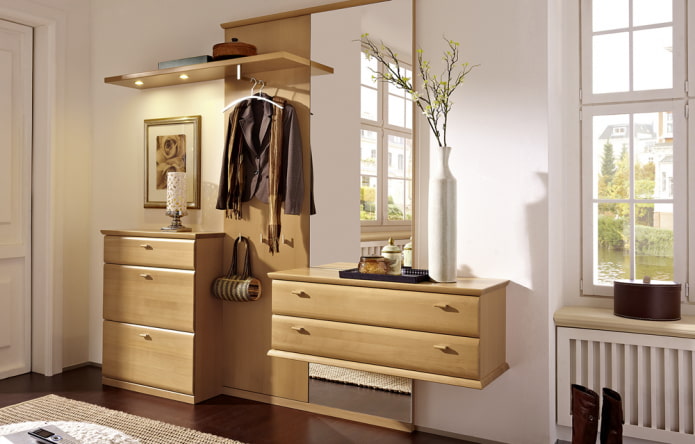 Kommode mit Kleiderbügel im Flur