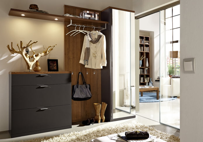 Kommode mit Kleiderbügel im Flur