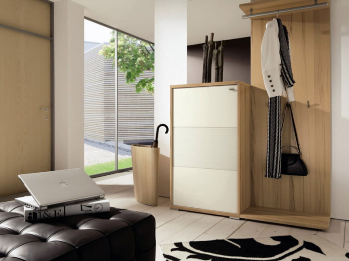 Kommode mit Kleiderbügel im Flur