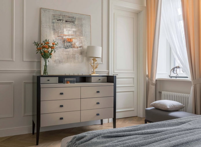 Kommode gegenüber dem Bett