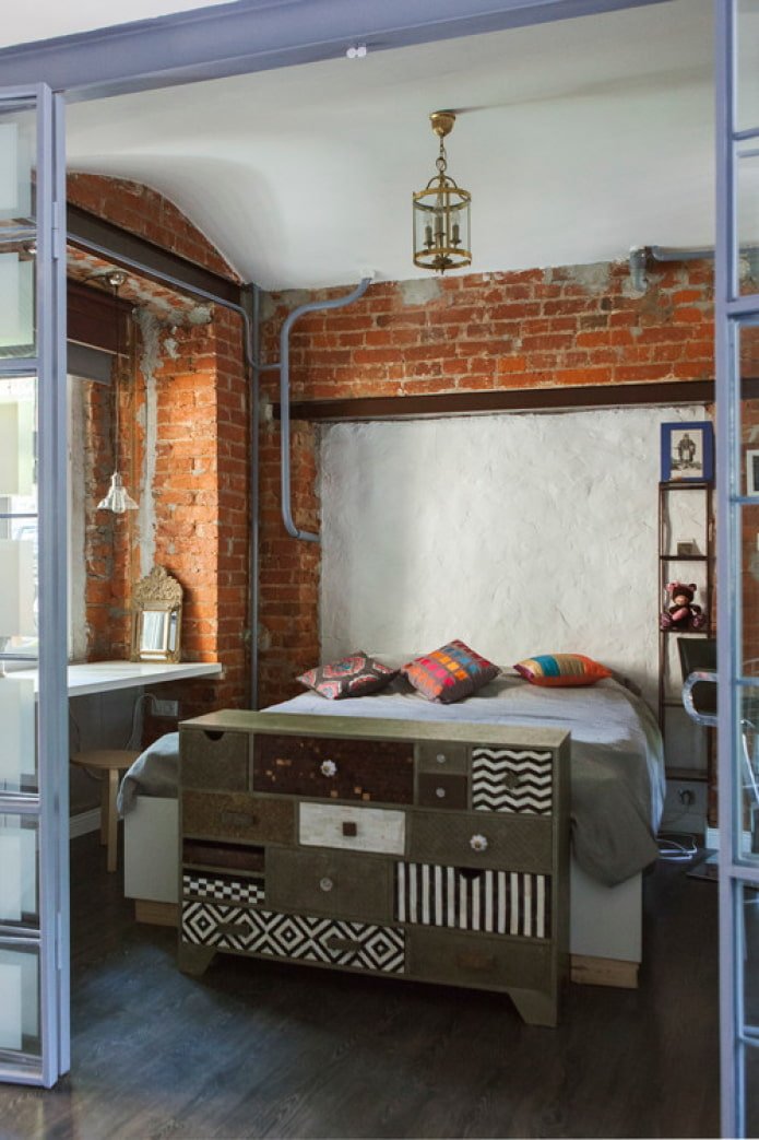 Helle Kommode im Loft-Stil