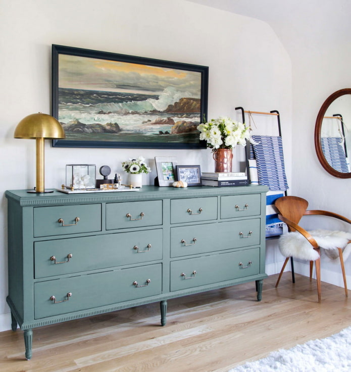 Graublaue Kommode im Wohnzimmer