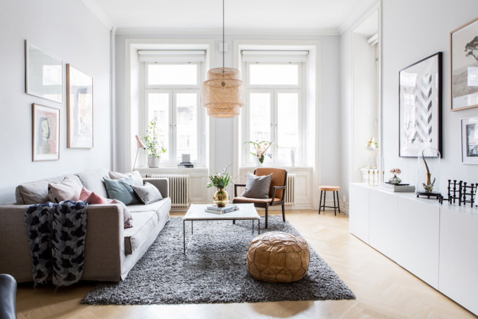 Weißes Wohnzimmer mit einer langen Kommode