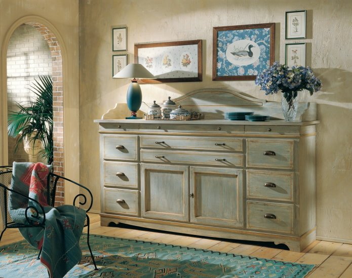 Schmale Kommode im Wohnzimmer