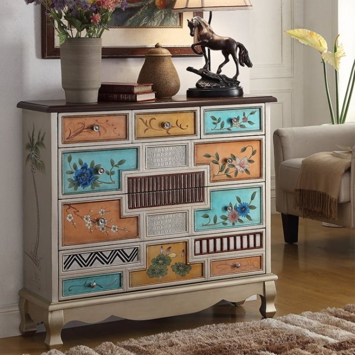 Bemalte Kommode im Wohnzimmer