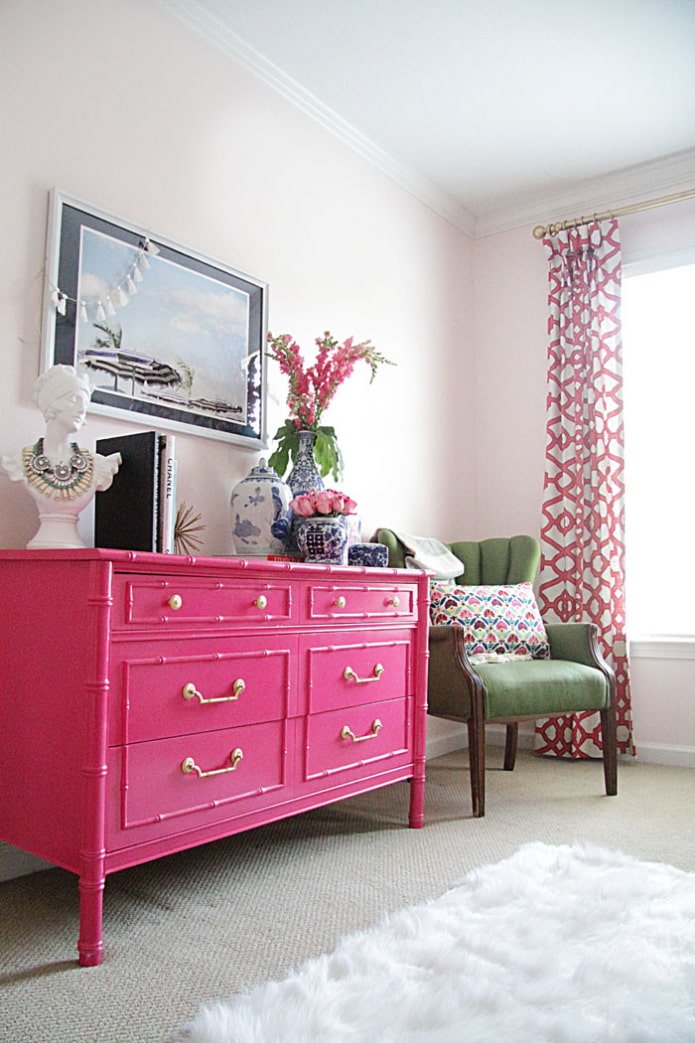 Rosa Kommode im Wohnzimmer
