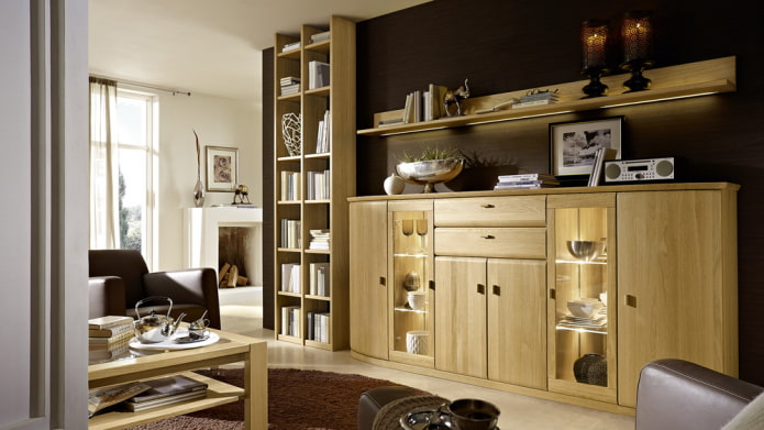 Kommode für Geschirr in einem dunklen Wohnzimmer