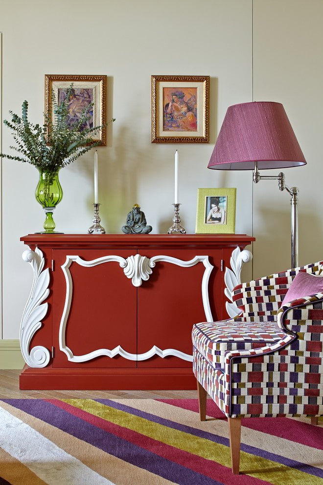 Rote Kommode im Wohnzimmer