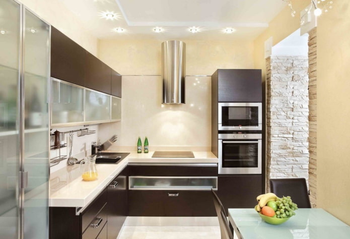 Kücheninterieur in Beige- und Brauntönen