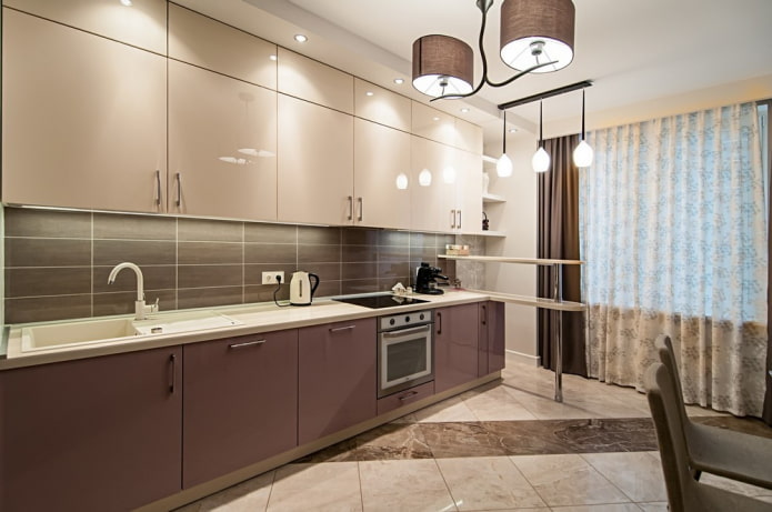 Kücheninterieur in Beige- und Brauntönen