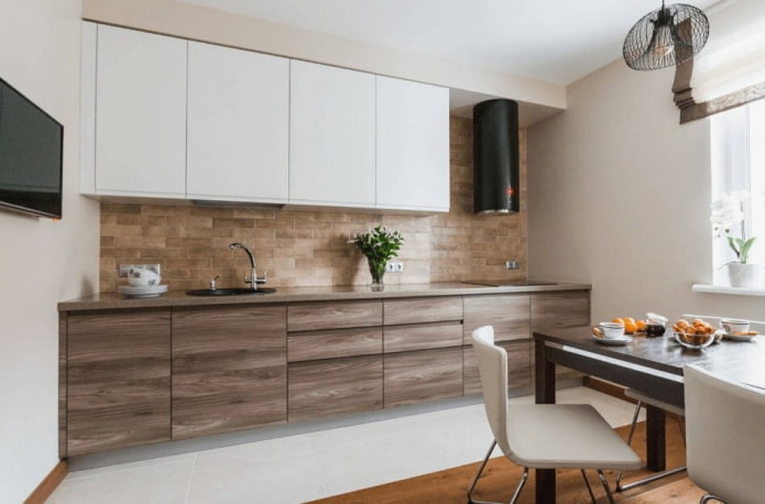 Kücheninterieur in Weiß- und Brauntönen