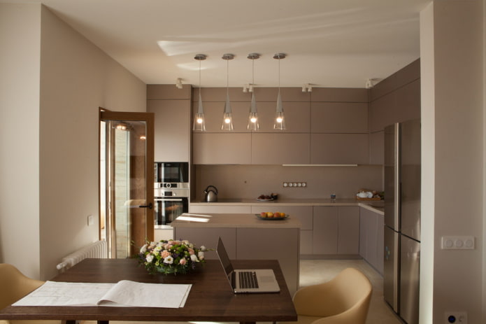 Kücheninterieur in hellen Brauntönen