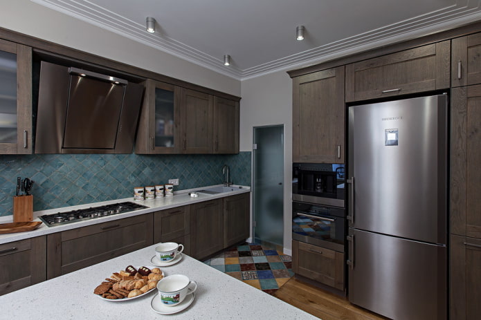 Kücheninterieur in dunklen Brauntönen