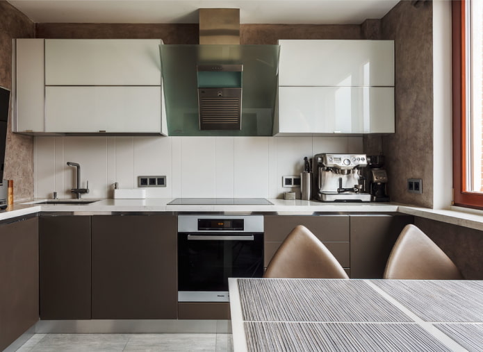 Möbel und Geräte im Kücheninterieur in Brauntönen
