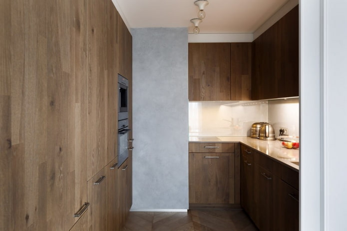 Kücheninterieur in dunklen Brauntönen