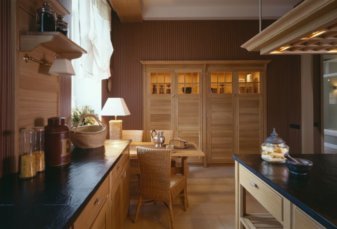 Möbel und Geräte im Kücheninterieur in Brauntönen