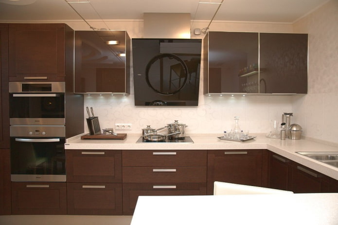 Kücheninterieur in dunklen Brauntönen