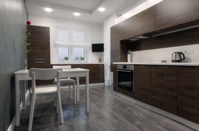 Kücheninterieur in Weiß- und Brauntönen