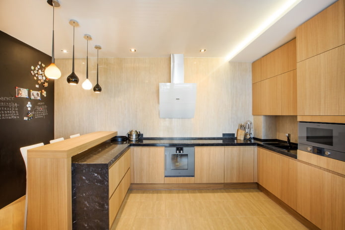 Kücheninterieur in hellbraunen Tönen
