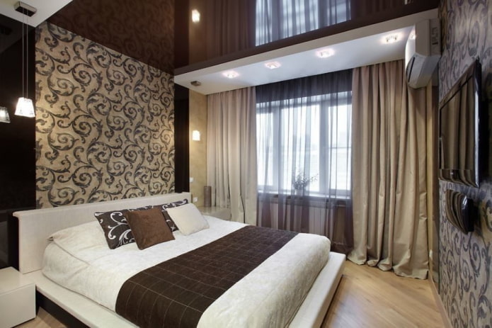 braune glänzende Spanndecke im Schlafzimmer