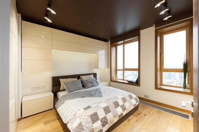 braune Satin-Spanndecke im Schlafzimmer