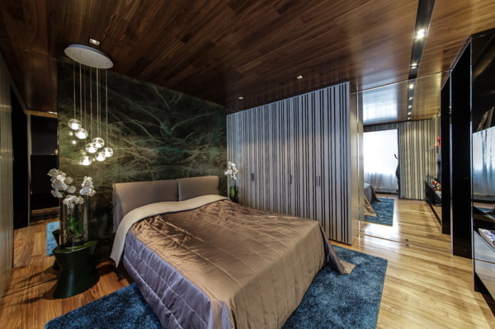 braunes Laminat an der Decke