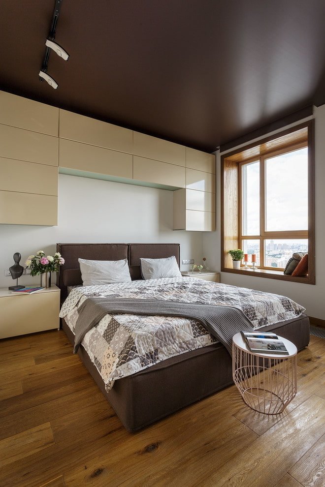 braune Decke im Schlafzimmer