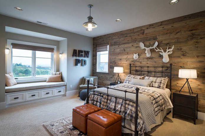 Schlafzimmer mit einer Holzwand