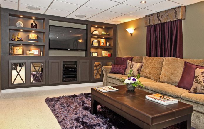 Braune und violette Farben im Wohnzimmer
