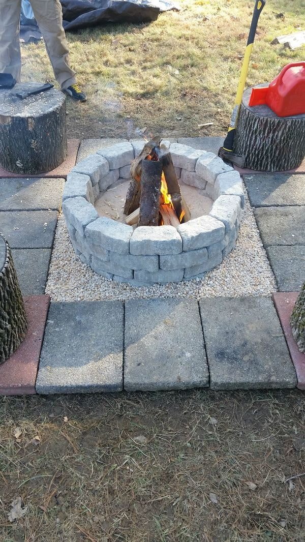 Einfache Feuerstelle aus Stein im Garten