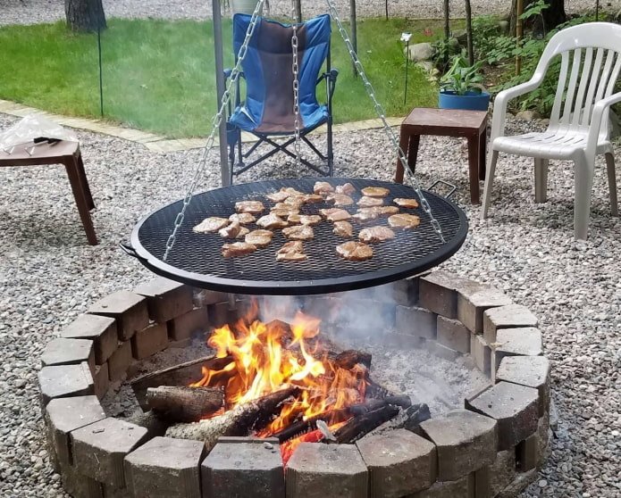 Feuerstelle mit Grillrost