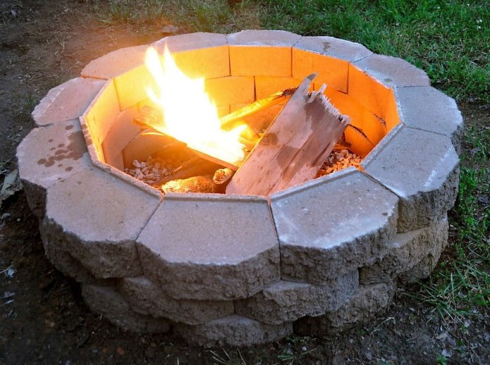 Feuerstelle aus Betonsteinen